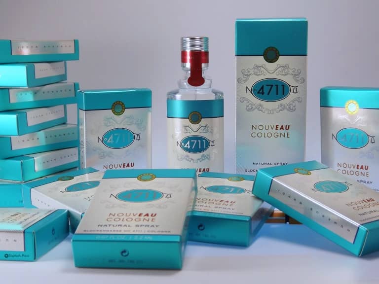 Flakon von 4711 Nouveau Cologne umgeben von zahlreichen Duftproben